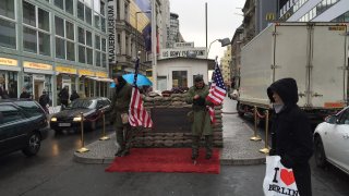 checkpoint-charlie-2676144_1920