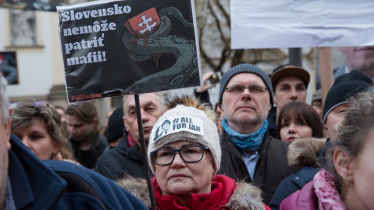 Кризата в RTVS идва само два месеца след показното убийство на разследващия журналист Ян Куцяк - събитие, което провокира най-масовите протести в Словакия след края на комунизма.

