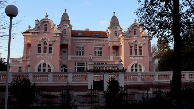 Сградата на културния център в Нова Загора