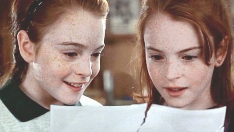 Капан за родители (The Parent Trap) 
Запознайте се с Линдзи Лоън.... и Линдзи Лоън (Хали и Ани, близначки разделени при раждането им) в този римейк, може би по-популярен и от оригинала от 1961-ва. Ще виждате двойно, докато наблюдавате опитите им да съберат разведените им родители (Наташа Ричардсън и Денис Куейд).