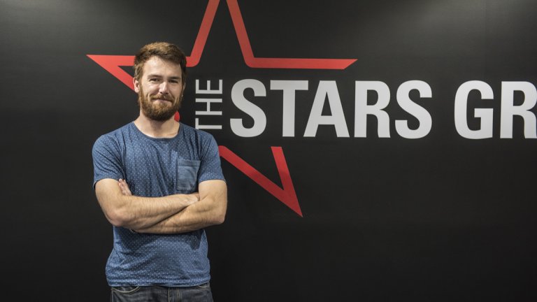 Тук е от началото на юни, но смята да остане за дълго. Все още му е трудно с езика, но харесва обстановката. Оприличава я на нещо като Италия преди 10 години.