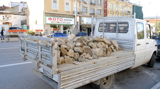 Камион с "падащи" камъни, които след малко ще се озоват "на терен"