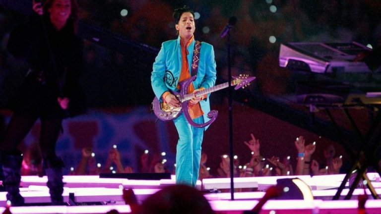 2. 2007 г., Онзи, когото наричаха Принс
С пурпурната му китара и невероятно излъчване, този различен от всички артист побърка всички.
Естествено, кулминацията бе с "Purple Rain".