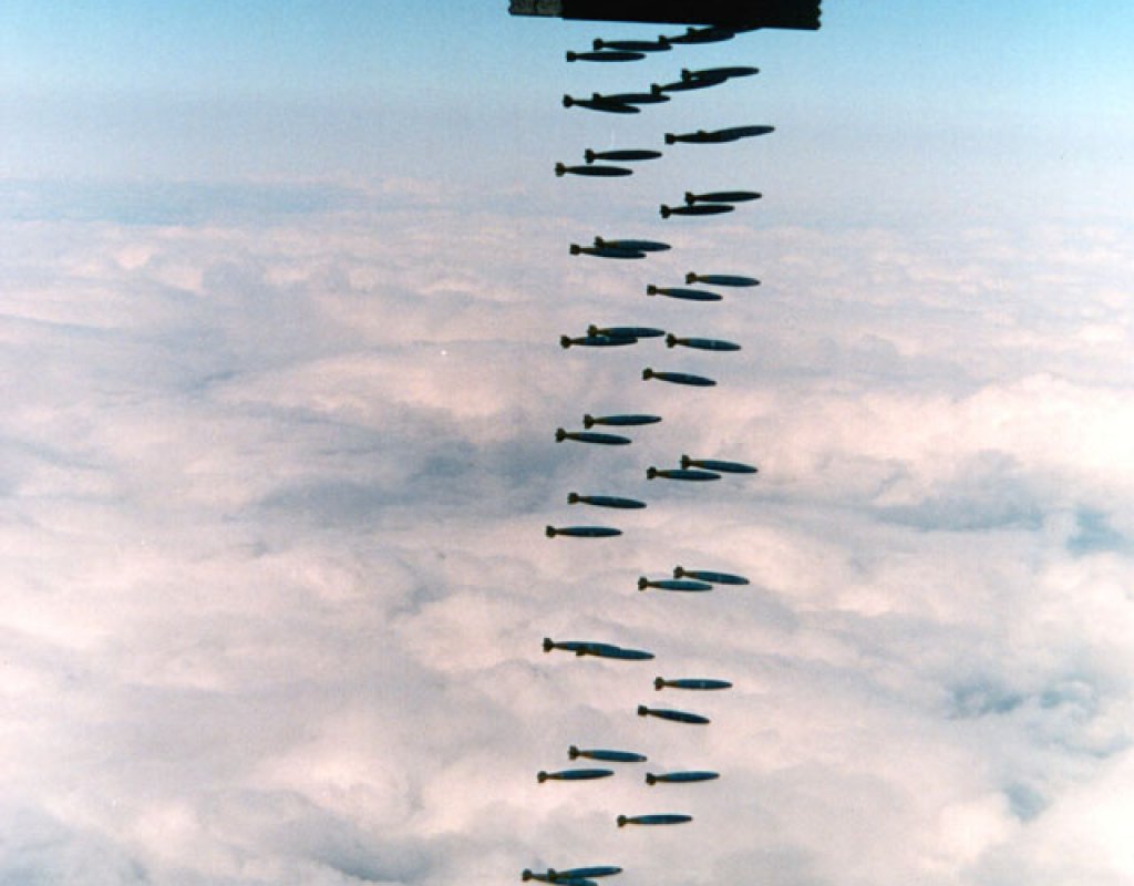 B-2_Spirit_bombing,_1994