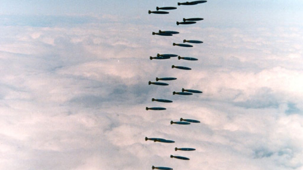 B-2_Spirit_bombing,_1994