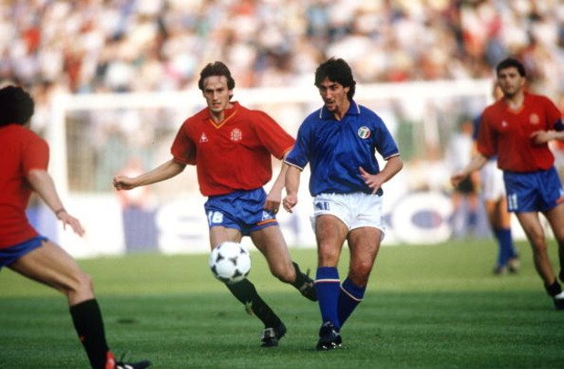 Евро 1988, групова фаза: Италия – Испания 1:0
Тактическата битка във Франкфурт се помни и с играта на една 19-годишна бъдеща легенда. Паоло Малдини не даде никакъв шанс на Мичел през пълните 90 минути, а Джанлука Виали отбеляза победния гол с нисък удар покрай вратаря Андони Субисарета.