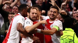 Дейли Блинд и Душан Тадич - двама от символите на сегашния Аякс, който показва как можеш да се доближиш до най-големите без да разчиташ на милиардни инвестиции