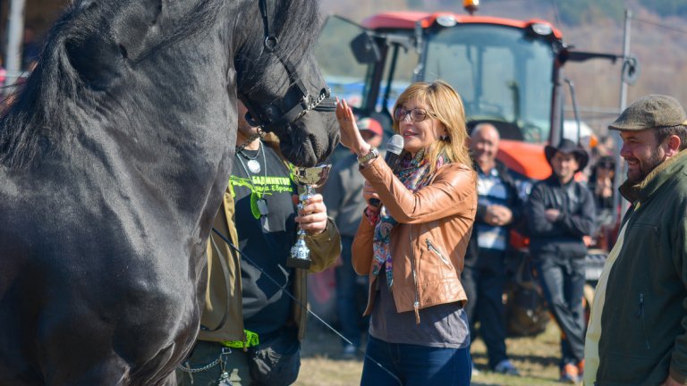 Водачът на листата на ГЕРБ Пазарджик и бивш министър на правосъдието Екатерина Захариева пази внимателна дистанция от победителя на състезанието в с. Калугерово