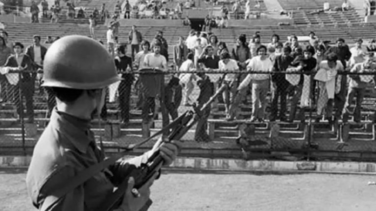 Между началото на преврата на 11 септември и 11 октомври са избити около 3 000 души. Стадион „Насионал“, арена на световното първенство по футбол в Чили през 1962 г., сега става концентрационен лагер. В него държат пленниците като скотове, измъчват ги в съблекалните, а след това ги разстрелват пред входовете. Не пожалват дори прочутия бард и любимец на народа Виктор Хара...

