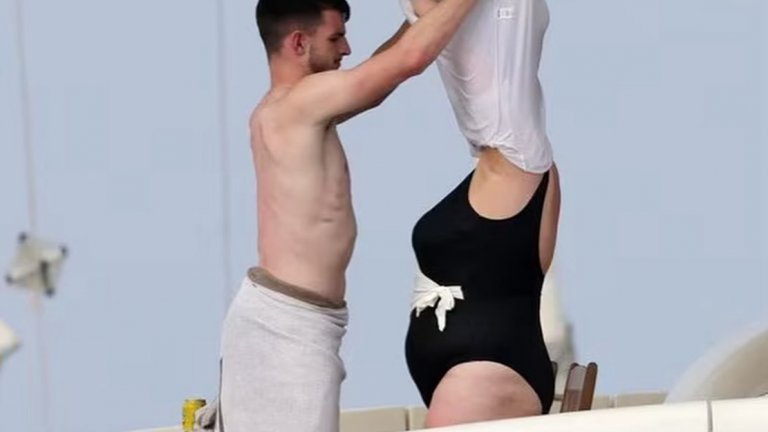 Коя е жената до новата звезда на Арсенал?