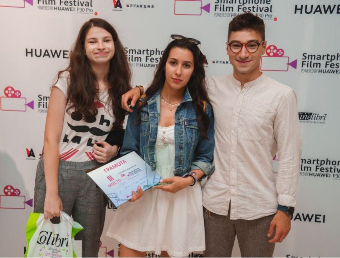 Екипът на „Едно ДА ще прецака София“ заедно с популярния влогър Крис Захариев, който беше част от журито на фестивала

