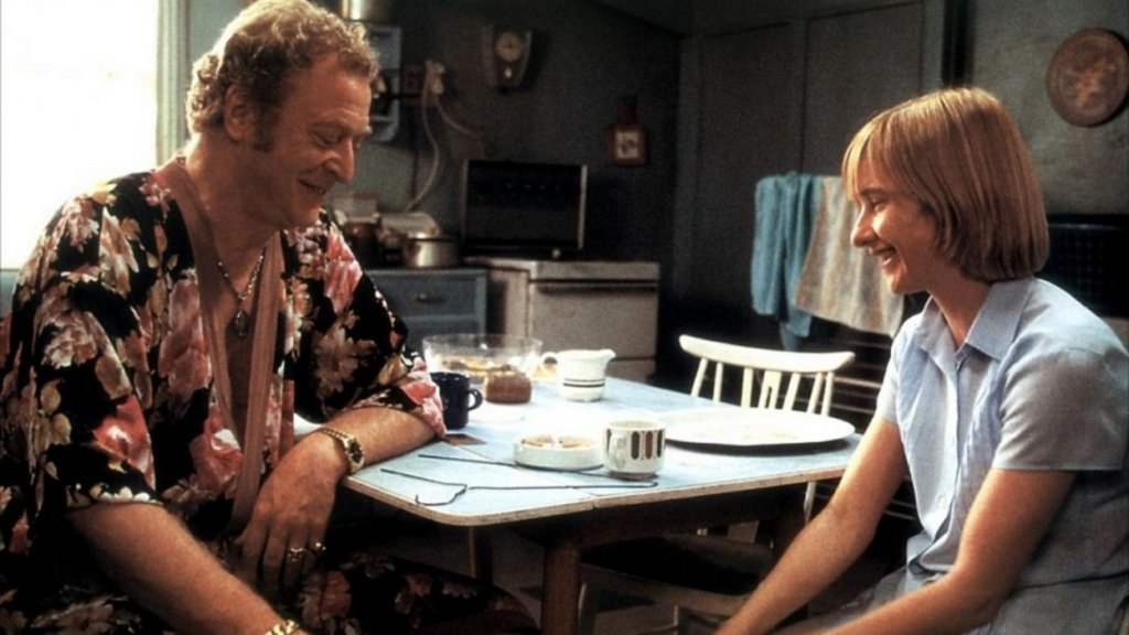 "Звезден глас" (Little Voice, 1998 г.) 
Филмът, който донася на Майкъл Кейн "Златен глобус" и показва, че той наистина може да играе всичко. 
Докато скромната и некомуникативна Лаура Хоф (Джейн Хорокс) си припява заедно с любимите плочи на покойния си баща, я чува случайно приятел на майка й – импресариото Рей Сай (Майкъл Кейн). Поразен от таланта и ангелския й глас, той успява да я убеди, че има специален талант и й урежда участие в местен нощен клуб, без да подозира за проблемите, които дебютната изява на момичето пред публика ще породи.