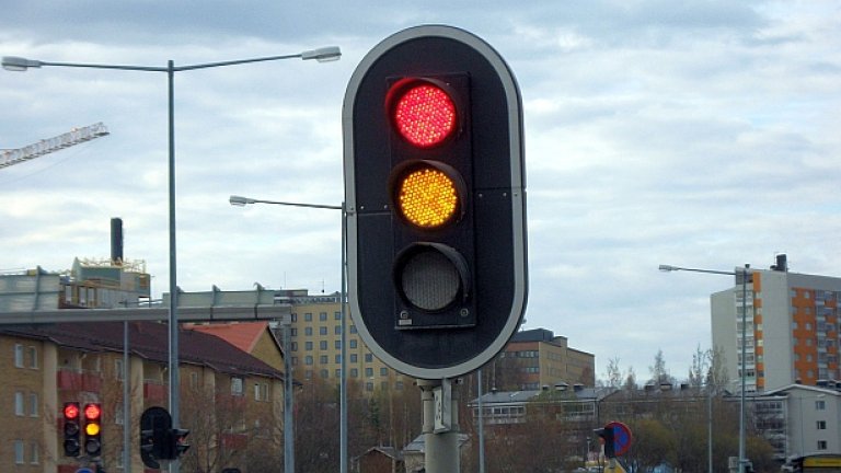 Четири пъти по-високи глоби ще има за шофьорите, които не спират на червен светофар и на пешеходна пътека