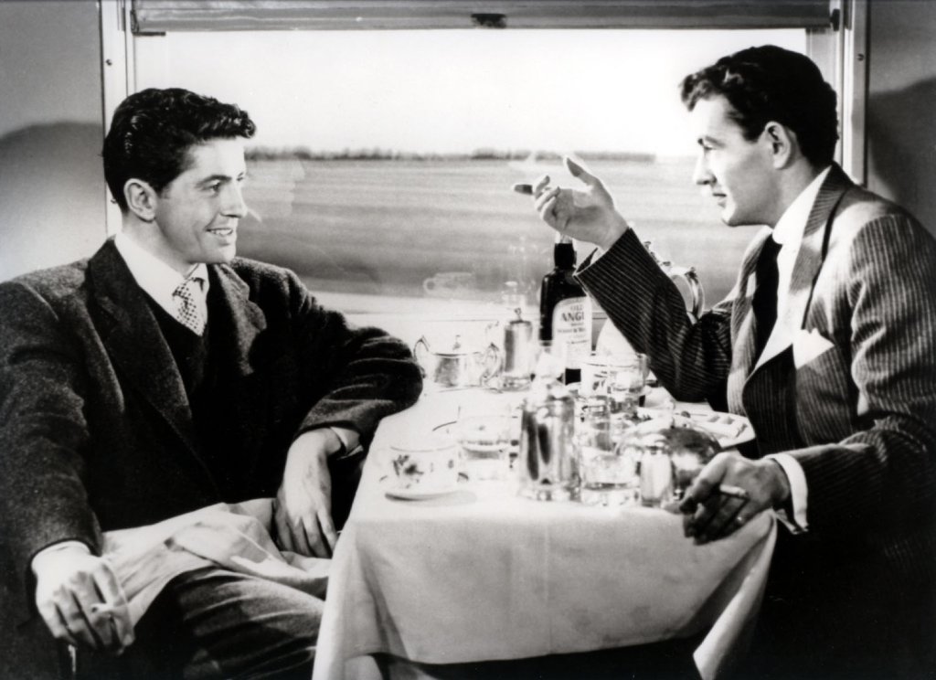 \"Непознати във влака\" (Strangers on a Train,
 1951)
Романът на Патриша Хайсмит става първопричина за много филмови адаптации през годините, една от които е тази на \"Талантливият мистър Рипли\". Но никоя от тях не блести така, както тази на Алфред