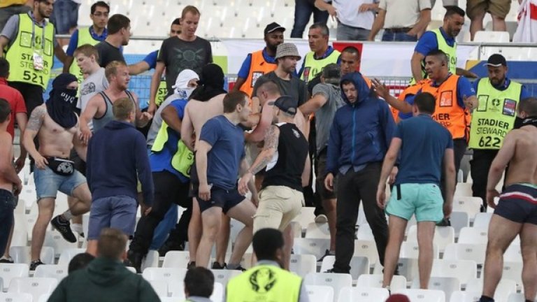 Смущаващите кадри от "Велодром", след които УЕФА заплаши да изхвърли Англия и Русия от Евро 2016, ако сблъсъците между феновете не спрат