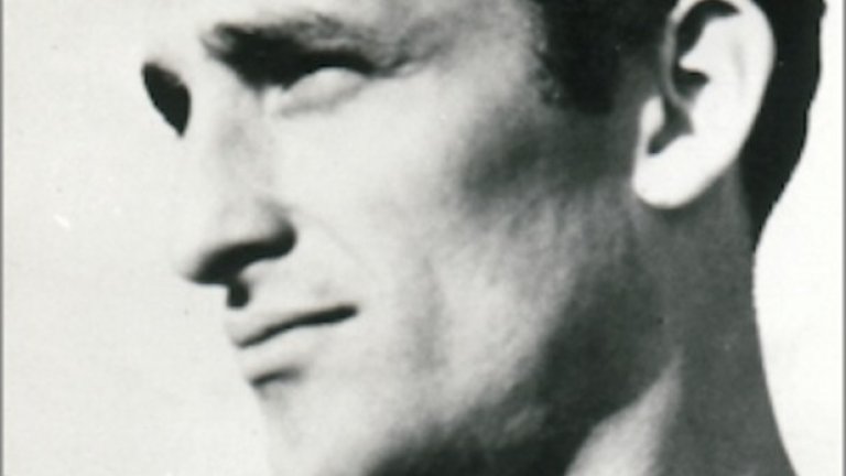 Жоро Соколов, кръстен от запалянковците Йогата и Соколето, си отиде в мизерия през 2002 г. Тогава бе на 60.
Един от най-големите таланти във футбола ни изкарва 11 години в Левски, играе и за националния, а навсякъде е любимец на феновете с импровизация и техника. Изобретателен и различен на терена, особняк и извън него.