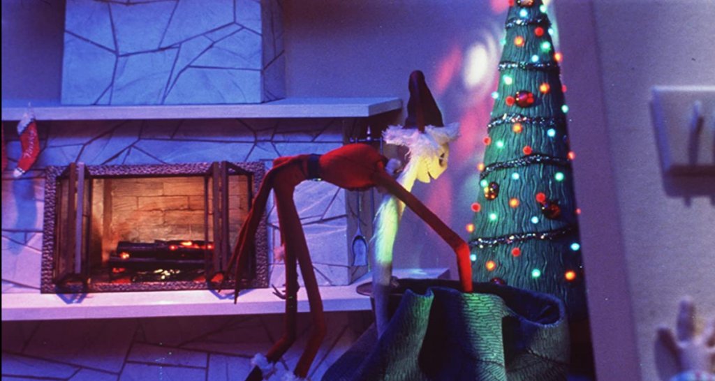 "Кошмарът преди Коледа"
Класиката на режисьора Тим Бъртън взима най-добрите елементи от Коледа и Хелоуин и ги обединява в забавна анимация за възрастни. Тук Дядо Коледа е отвлечен от скелет, който доставя смъртоносни играчки на децата, докато се вози в шейна, теглена от мъртви северни елени. И всичко това - с най-добри чувства.