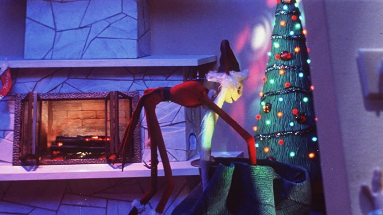 "Кошмарът преди Коледа"
Класиката на режисьора Тим Бъртън взима най-добрите елементи от Коледа и Хелоуин и ги обединява в забавна анимация за възрастни. Тук Дядо Коледа е отвлечен от скелет, който доставя смъртоносни играчки на децата, докато се вози в шейна, теглена от мъртви северни елени. И всичко това - с най-добри чувства.