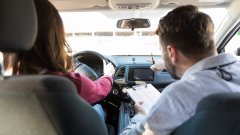Всяка школа вече трябва да ползва GPS приложение и камери в колите си