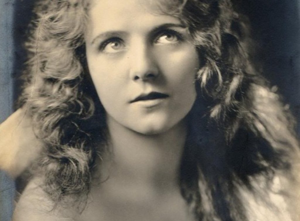 Смъртта на актрисата Олив Томас, след изпиване на лекарство за лекуване на сифилис

Родената през 1894-та Олив Томас е красиво момиче от вариететните шоупрограми "Момичетата на Зигфилд“ (Ziegfeld Girl), които дефилират на Бродуей и във "Фоли Берже" в Париж. Тя навлиза в киното, след като се жени за Джак Пикфорд, актьор и брат на актрисата Мери Пикфорд – една от най-големите звезди в началото на века. Джак се наслаждава на живота и свидетелство за това е неговият сифилис. 

Именно тази болест причинява смъртта на актрисата Олив Томас, но по най-странен начин. Една нощ след бурни празненства в Париж, където тя и Джак отиват на почивка, тя  изпива лекарството, с което мъжът й лекува болестта си (живачен хлорид) - и умира след пет дни. Слуховете тогава твърдят, че Томас изпива лекарството напълно умишлено, след като научава за извънбрачните връзки на Пикфорд. И все пак по-вероятната версия е Томас да се е объркала, тъй като етикетът е бил на френски - и да е помислила лекарството за приспивателни. Във всички случаи нейната трагична смърт през 1920-та е абсолютната медийна сензация.