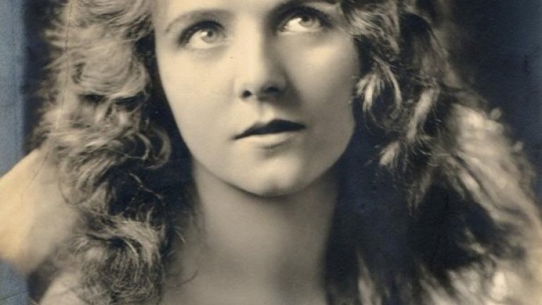 Смъртта на актрисата Олив Томас, след изпиване на лекарство за лекуване на сифилис

Родената през 1894-та Олив Томас е красиво момиче от вариететните шоупрограми "Момичетата на Зигфилд“ (Ziegfeld Girl), които дефилират на Бродуей и във "Фоли Берже" в Париж. Тя навлиза в киното, след като се жени за Джак Пикфорд, актьор и брат на актрисата Мери Пикфорд – една от най-големите звезди в началото на века. Джак се наслаждава на живота и свидетелство за това е неговият сифилис. 

Именно тази болест причинява смъртта на актрисата Олив Томас, но по най-странен начин. Една нощ след бурни празненства в Париж, където тя и Джак отиват на почивка, тя  изпива лекарството, с което мъжът й лекува болестта си (живачен хлорид) - и умира след пет дни. Слуховете тогава твърдят, че Томас изпива лекарството напълно умишлено, след като научава за извънбрачните връзки на Пикфорд. И все пак по-вероятната версия е Томас да се е объркала, тъй като етикетът е бил на френски - и да е помислила лекарството за приспивателни. Във всички случаи нейната трагична смърт през 1920-та е абсолютната медийна сензация.