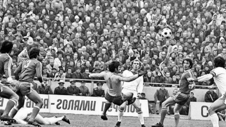 Ще се къпе ли Румениге, или ще ходи мръсен?
През есента на 1977 г. великият Байерн се пада за играе с Марек в турнира за Купата на УЕФА. С най-силните германски национали в състава си баварците печелят първия двубой в Мюнхен с 3:0. Преди реванша в Станке Димитров, както се казва днешния град Дупница, Байерн праща свой представител да огледа стадион „Бончук”. Немецът остава потресен от олющената съблекалня за гостите. „Вижте, господа, Румениге тук ли ще трябва да се изкъпе?”, пита тактично баварецът. „Е, като не ще, да ходи мръсен”, възпитано отговарят стопаните от Станкето по въпроса за банята на знаменития голмайстор.
Пристигането на Байерн се приема от местните жители като кацане на извънземна цивилизация. 30 000 запалянковци се натъпкват в „Бончук”. По клоните на дърветата около стадиона висят още стотици мераклии да видят жив германец. Марек изнася невероятна битка, която печели с 2:0, като головете на Иван Петров и Сашо Паргов са във вратата на легендарния Сеп Майер. 
Година по-късно бит от „Бончук” си тръгва и Алекс Фъргюсън. Тогава той е начело на шотландския Абърдийн, когото смелите марекчани побеждават с 3:2. В добавка някой чупи крака на Уили Гарднър от гостите.