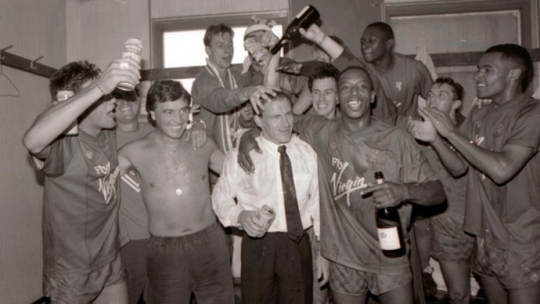 1990 г., Кристъл Палас - Ливърпул 4:3, Манчестър Юнайтед - Олдъм 3:3В този велик за футбола ден Ливърпул и Палас се срещат на "Вила Парк" на обяд, а след тях Юнайтед и Олдъм играят на "Мейн Роуд".
Шампионите - защото тимът на Кени Далглиш вече си е осигурил титлата, повеждат с 3:2 в 83-ата минута на лудия мач, но допускат Анди Грей да изравни. В продълженията Алън Пардю, който днес води Палас като мениджър, вкарва победно. Куриозно, по-рано през същия сезон Ливърпул разбива този съперник с 9:0...
Юнайтед не успява от първия опит да пречупи малкия Олдъм, но го прави след преиграване с 2:1. После печели купата.