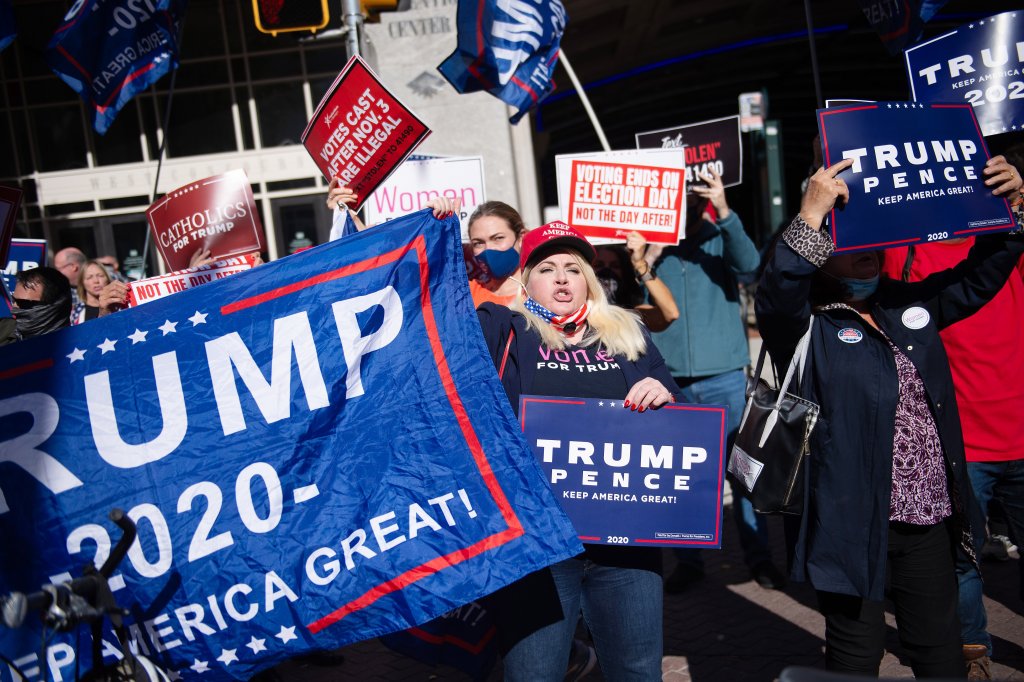 Демонстранти във Филаделфия, Пенсилвания, подкрепящи Доналд Тръмп, настояват гласовете по пощата да не се смятат, тъй като при тях може да има измами.