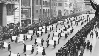 Suffragists_Parade_Down_Fifth_Avenue,_1917