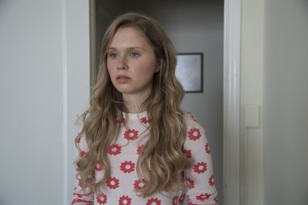 Крис Месина и Елиза Сканлън, Sharp objects
За десерт сме оставили най-зловещите ни любимци от малкия екран, които блестят в собствена светлина и се радваме, че някой им е дал шанс за това. Крис Месина, който снима от години, винаги успява да избя