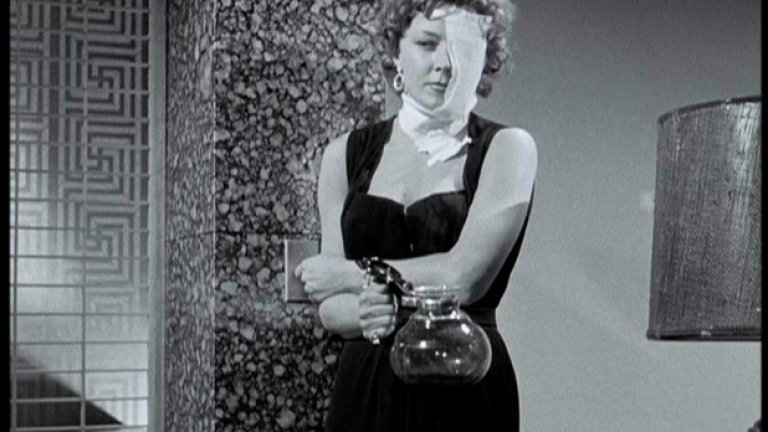 "Голямата жега" (The Big Heat) - 1953
Този криминален трилър от 1953-та година на режисьора Фриц Ланг, по сценарий на Сидни Бьом, е базиран на  едноименния роман на Уилям Макгивърн. Това е една от първите кино срещи със супер здравото ченге (Глен Форд), което гони безскрупулен гангстер (Лий Марвин). За времето си филмът е шокиращо жесток. Всичко се върти около една жена, която е безмилостно бита, изгаряна и измъчвана – в ролята  Глория Греъм