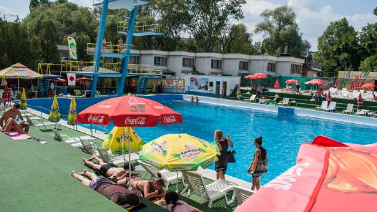 В открития басейн на "Спартак" условията може и да не са идеални, но това не му пречи да се пълни с хора през уикендите