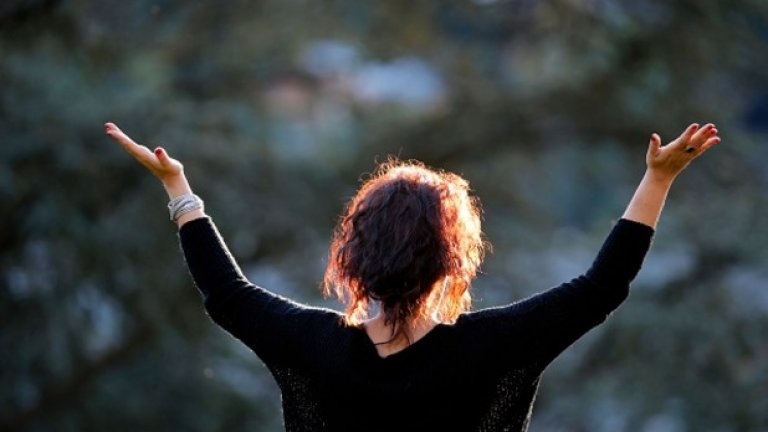 Kато му метнем отговорността на Господ и почнем в несвяст да му благодарим за всичко, което уж лично ни е натресъл, спокойно можем да си мръхтим тихо в животеца си и да се радваме, че преживяваме подадените ни изпитания във вярата.
Едни добри християни, на които всичко ще им се оправи, ако по божията воля една мутра умре, едно чувствително момиче оцелее и гейовете продължат да си траят, че са гейове и не се женят...