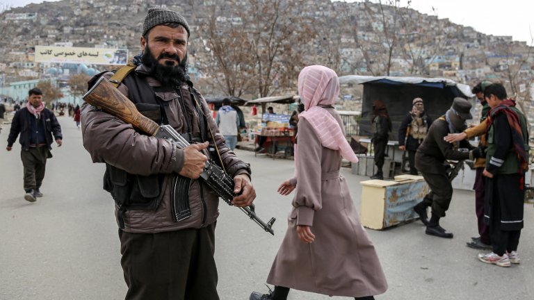 Афганистан се връща към най-мрачните практики на талибаните, а жените в страната са уплашени