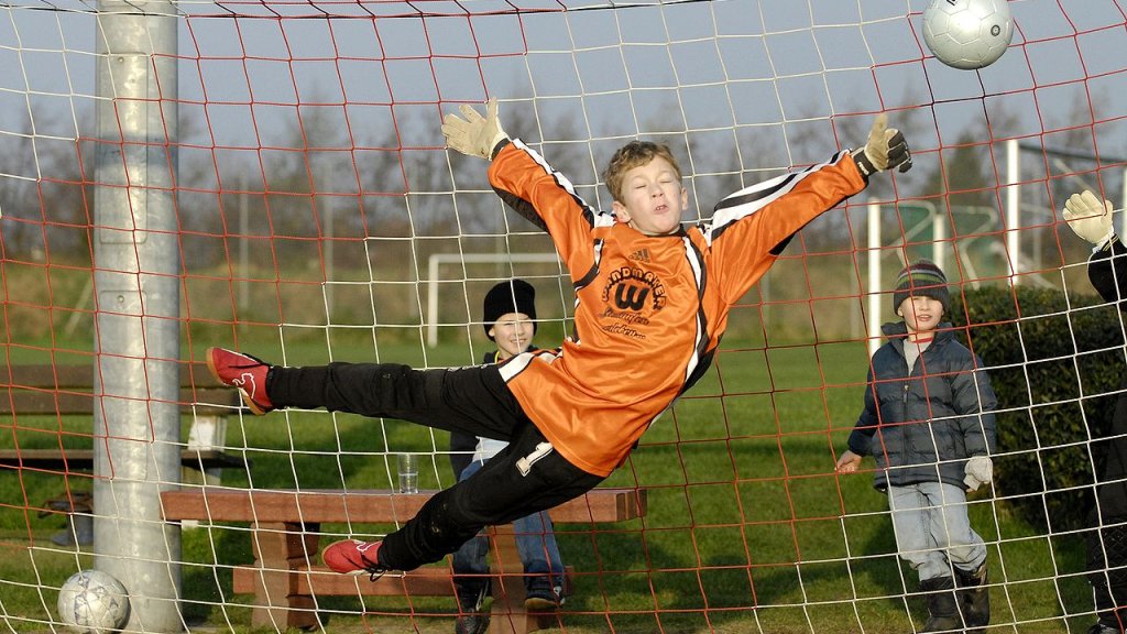 1280px-Soccer_Youth_Goal_Keeper