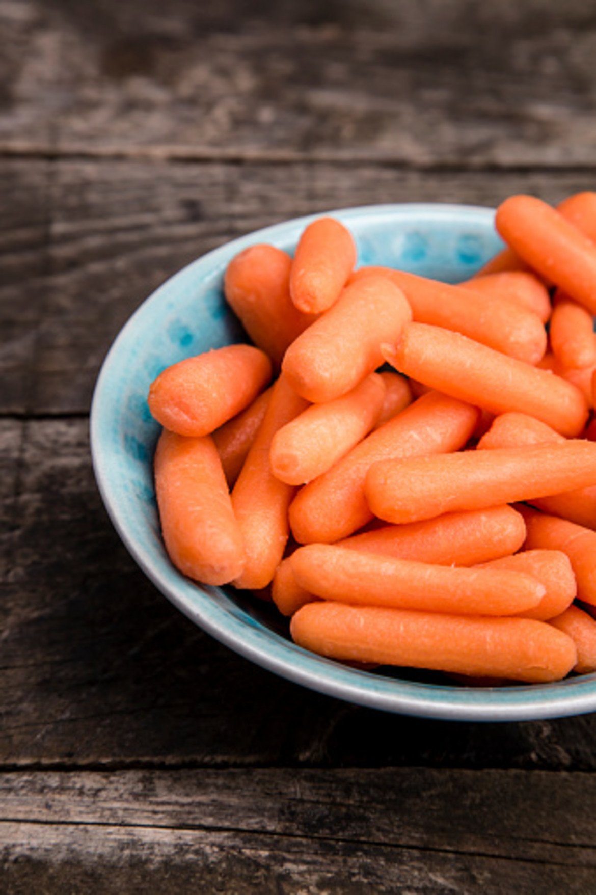 Бейби морковиВ сравнение с обикновените моркови, по-малките съдържат много повече вода. Прекрасни за закуска за малки и големи.
