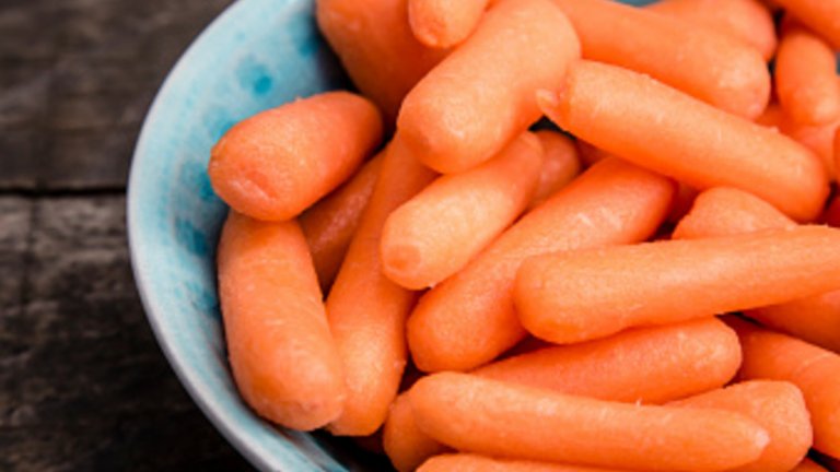 Бейби морковиВ сравнение с обикновените моркови, по-малките съдържат много повече вода. Прекрасни за закуска за малки и големи.