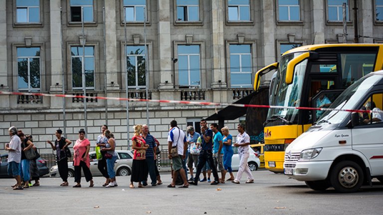Автобуси стовариха подкрепата за властта
