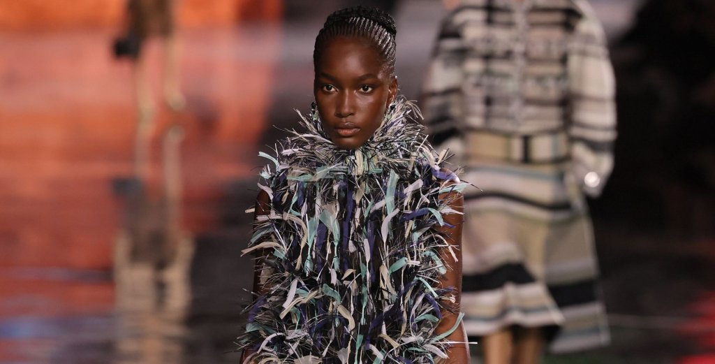 Ресните в действие
Ресните се превръщат в един от най-живите акценти този сезон, носейки усещане за движение и лекота във всяка визия. Те отдавна не са запазена марка само на каубойския стил, а се пренасят в по-елегантен, почти артистичен контекст.
Дизайнери като Tom Ford и Alaïa например залагат на игриви, ефирни ресни, които придават ритъм и характер на силуетите. Резултатът е визуален език, който балансира между закачливост и изтънченост, с подчертана свобода на движението