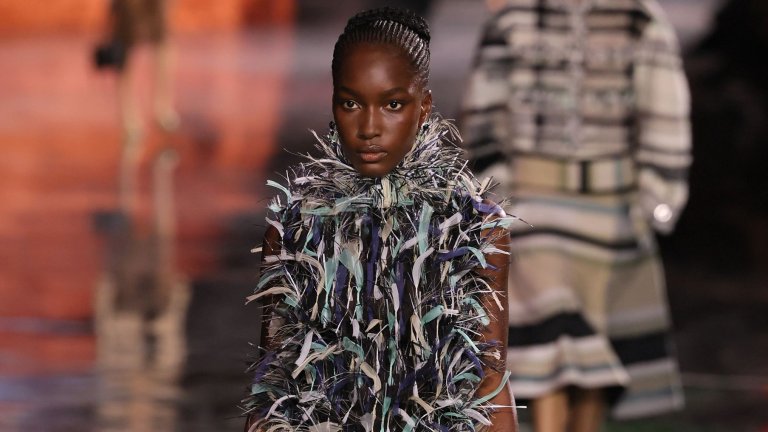 Ресните в действие
Ресните се превръщат в един от най-живите акценти този сезон, носейки усещане за движение и лекота във всяка визия. Те отдавна не са запазена марка само на каубойския стил, а се пренасят в по-елегантен, почти артистичен контекст.
Дизайнери като Tom Ford и Alaïa например залагат на игриви, ефирни ресни, които придават ритъм и характер на силуетите. Резултатът е визуален език, който балансира между закачливост и изтънченост, с подчертана свобода на движението