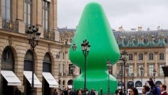 "Дървото" на Пол Маккарти малко след инсталирането си на площад Вандом в центъра на Париж