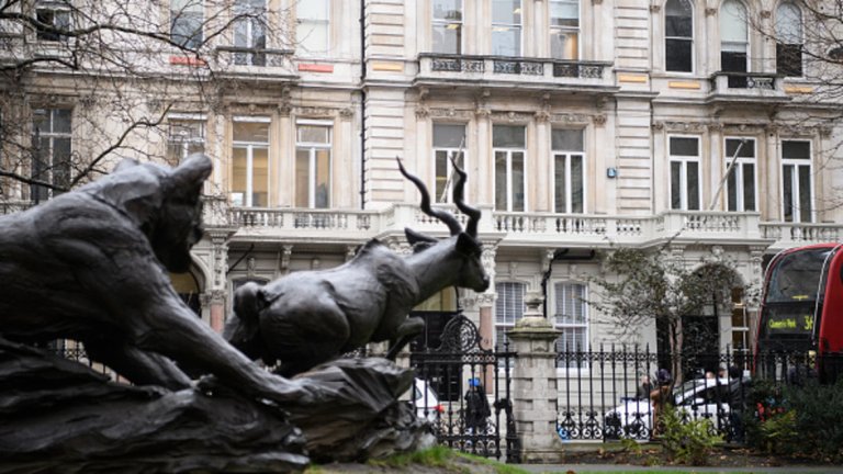 Извън общия пазар: проблеми за бизнесаНай-големите трудности са за тези, които правят бизнес с Великобритания. Правителството в Лондон беше категорично че, за да спре притока на имиганти, е готово да жертва достъпа си до общия пазар. Така че край на свободното движение на стоки. Но какво точно ще се случи зависи от изхода от преговорите с Брюксел. В най-добрия случай ще се постигне добро споразумение и Великобритания и в замяна на известен принос за бюджета на Брюксел, ще осигури достъп до някои сектори на общия пазар (например автомобилния пазар).Но ако се случи "hard Brexit" отново ще влязат в сила правилата на Световната търговска организация, със съответните мита. За големите компании това ще означава, че въобще няма да им е изгодно да отварят филиали във Великобритания.