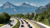Структурата поема трафика, а отдолу тече работата по платното
