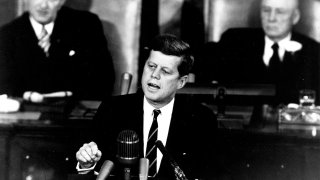 1280px-Kennedy_Giving_Historic_Speech_to_Congress_-_GPN-2000-001658