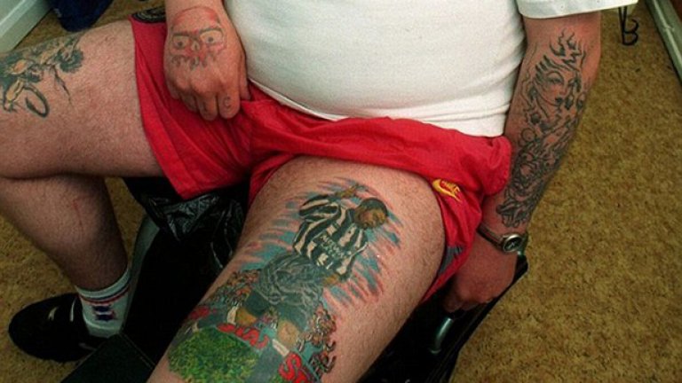 Този фен на Нюкасъл си татуира голмайстора Анди Коул през 1995-а само ден преди националът да премине в Манчестър Юнайтед. По-късно го преправи на Лес Фърдинанд.