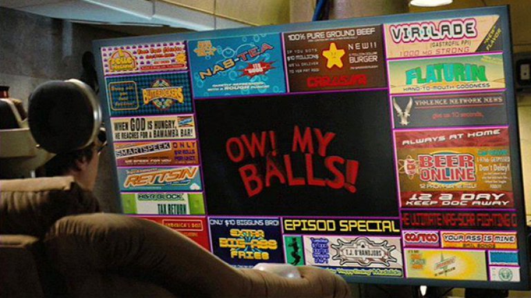 Кадър от Idiocracy (2006), който поразяващо напомня на предлаганото съдържание в App Store днес