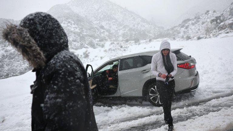 За първи път от 30 г. насам: Снежната буря в Калифорния в снимки