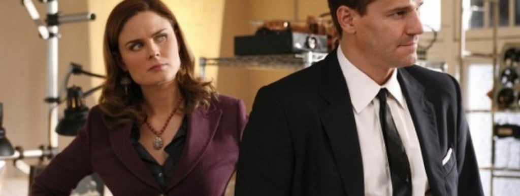 "Кости" (Fox) 
Сериалът продължава в 12-и сезон, който обаче ще бъде последен. Криминалната драма с участието на Емили Дешанел е създадена от Харт Хенсън. Сериалът е базиран на живота и романите на съдебния антрополог Кати Рикс, която е и продуцент на сериала. Главната героиня, Темперънс Бренън - Кости (Дешанел) е протагониста в трилърите от поредицата „Темперънс Бренън" на писателката Кати Райкс.