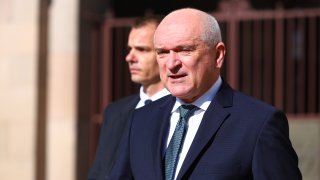 Докато президентът не подпише указа за смяната на министрите, старите продължават да си изпълняват задълженията