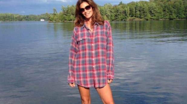 За семейната почивка край езерото, Синди Крауфорд е заела ризата на мъжа си. Благодаря за роклята, е написала тя в Инстаграм